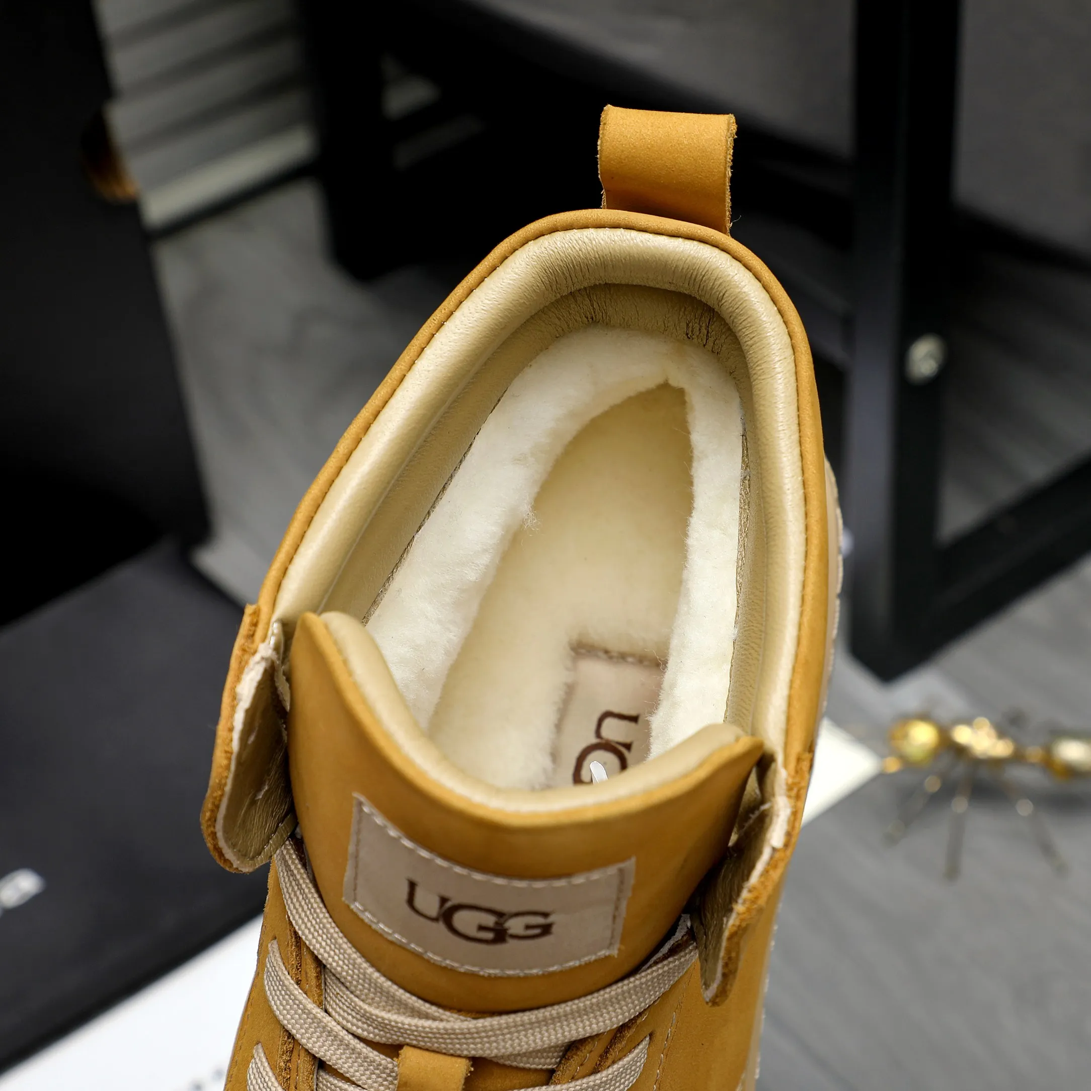 P620 Product trademark: "UGG" Gaobang men's shoes Regular size: 39-44 Product materials: Selected nubuck leather upper, wool lining, original outsole